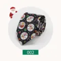 Vista dettagliata della cravatta nera natalizia stampata con renne e motivi di Babbo Natale. - Stile 002