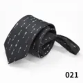 Dettaglio della cravatta nera con zip e motivo a frecce bianche eleganti e moderne. - Colore 021