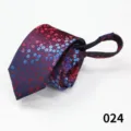 Dettaglio cravatta con zip da uomo, tessuto blu con motivo a pois rossi e consistenza fine. - Colore 024
