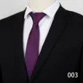Elegante cravatta blu da uomo con motivo geometrico, vista di dettaglio per abito formale ufficio - Colore 003