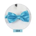 Dettaglio di farfallino in raso tinta unita, elegante cravatta blu per abiti formali. - blu brillante
