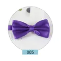 Primo piano dettagliato di un papillon in satin viola tinta unita per abiti formali. - Viola