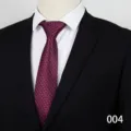 Dettaglio della cravatta formale da uomo con elegante motivo geometrico rosso e blu per affari. - Colore 004