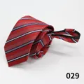 Vista dettagliata di una cravatta con zip da uomo per affari rossa a righe, 6cm. - Stile 029