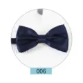 Dettaglio papillon in raso blu navy, elegante accessorio per abito da uomo - Blu navy