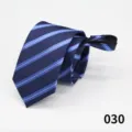 Primo piano della cravatta blu a righe, con ottima trama del tessuto e pratica chiusura a zip. - Stile 030