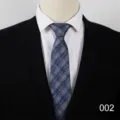 Vista dettagliata della cravatta a righe blu da uomo d'affari, accessorio formale per ufficio elegante. - Colore 002