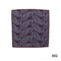 Gedetailleerd overzicht van paarse paisley pochet met donkerrode rand voor pakken. - 002