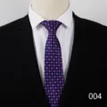 Vista di dettaglio di una cravatta da lavoro professionale da uomo con elegante motivo floreale. - Colore 004