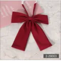 Vista dettagliata del fiocco bordeaux per uniforme JK con un design in nastro elegante. - Rosso scuro