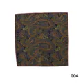 Gedetailleerd overzicht van een klassieke pochet met vintage paisley patroon en stof. - 004
