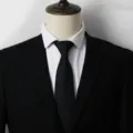 Gros plan d'une cravate noire classique à rayures sur une chemise blanche, photo de détail. - a003