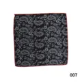 Detalle de pañuelo de bolsillo paisley en blanco y negro con borde rojo llamativo. - 007