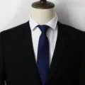 Vue détaillée d'une cravate d'affaires bleu marine classique avec chemise et costume. - A007