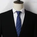 Primo piano dettagliato della cravata da uomo a righe blu classiche con eleganti motivi diagonali. - A008