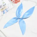 Vue détaillée de cravate de marin JK en satin bleu clair, élégant nœud papillon papillon. - Bleu Clair