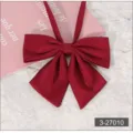 Detalle de pajarita uniforme JK rojo vino, accesorio de cinta de cuello puntiagudo. - Burdeos