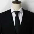 Vue détaillée de la cravate noire classique pour hommes, mettant en valeur la texture du tissu. - A009