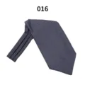 Nahaufnahme eines dunkelgrauen Herrenteils mit feinem Mikro-Punkte-Jacquard-Muster. - 016 (Dunkelgrau Mikro-Punkt)