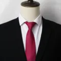 Primo piano dettagliato di una cravatta da uomo d'affari con motivo geometrico rosso e blu. - B010