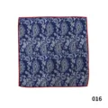 Vista detallada de la pañoleta de bolsillo para hombre con clásico patrón paisley y borde rojo. - 016