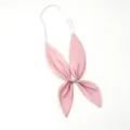 Détail de cravate d'uniforme JK oreilles de lapin rose, sangle élastique et boucle réglable. - Rose Cerise