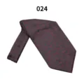 Detailansicht der luxuriösen Jacquard-Herrenkrawatte in Schwarz mit rotem Wirbelmuster. - 024 (Schwarz Rot Ranke)