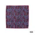 Primer plano del pañuelo de bolsillo paisley rojo y azul con detalle de tela de poliéster. - 026