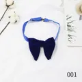 Dettaglio papillon grande in velluto blu scuro, ideale per matrimonio elegante sposo. - Blu scuro