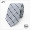 Dettaglio cravatta uomo a quadri, cravatta formale grigio chiaro con larghezza di 7cm. - Grigio Chiaro Quadrato