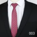 Primo piano dettaglio di cravatta rossa jacquard floreale, texture elegante per affari. - Floreale Rosso