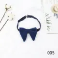 Detailansicht der dunkelblauen Samtfliege, elegantes großes Design für elegante Bräutigam. - Dunkelblau