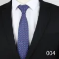 Dettaglio cravatta da uomo in jacquard blu con raffinato motivo geometrico per abito formale. - Motivo Ferro di Cavallo Blu