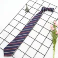 Classica cravatta con righe diagonali blu navy, ideale per uniforme scolastica e uso quotidiano. - Colore 004