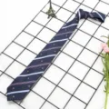 Cravatta a righe blu scuro in stile britannico JK/DK con motivo a corona per uniforme scolastica. - Colore 011