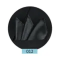 Primer plano detalle panuelo de bolsillo negro, elegante panuelo satinado doblado para traje de hombre - Negro