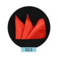 Detalle del pañuelo de bolsillo rojo para traje de hombre, accesorio de satén fino. - Rojo Verdadero