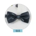 Primo piano e dettaglio di un papillon in raso grigio scuro, elegante accessorio formale. - Grigio scuro