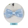 Dettaglio del papillon in raso azzurro, tessuto liscio e lucido per abiti eleganti e casual. - Azzurro