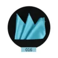Pañuelo de bolsillo de satén azul claro para hombre traje detalle vista de cerca accesorio - Azul brillante