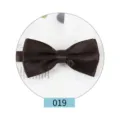 Dettaglio papillon in raso marrone scuro, elegante tinta unita per abiti formali e matrimoni. - Marrone scuro