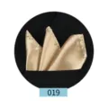 Detalle de pañuelo de bolsillo de satén dorado, pliegue de tres puntas para traje hombre. - Dorado