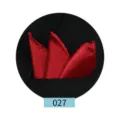 Pañuelo de bolsillo de satén rojo en detalle, doblado de forma ordenada en un bolsillo de traje. - Rojo