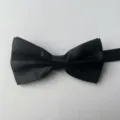 Classico papillon nero in raso da uomo, elegante accessorio formale in tinta unita. - Nero