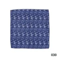 Detalle de la pañoleta de bolsillo azul para hombre con estampado floral elegante. - 030