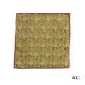 Vista detallada de pañuelo de bolsillo paisley vintage para hombre con borde rojo. - 031