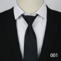 Cravatta con zip da uomo nera da lavoro formale abbinata a camicia bianca e completo. - 001