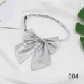 Detail des silbernen JK Uniform Fliegen, glatte Satin Stoff Textur und verstellbarer Gurt. - Grau