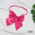 Primo piano dettaglio di un fiocco per uniforme JK in raso rosa vivo con cinturino regolabile. - Rosso rosa