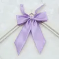 Primo piano dettagliato di un papillon per uniforme scolastica JK a coste fini viola chiaro. - 011-Lilla chiaro